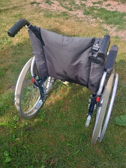 Invalidný vozík a choditko - 2