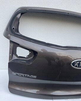 Kia Sportage III 3 2010- 5. Piate kufrové dvere kufor - 2
