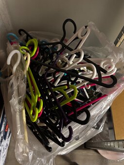 Plastové vešiaky - 2