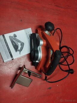 Ponúkam ručný elektrický hoblík HECHT 1790 - 2