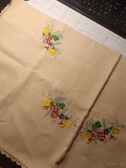 Predám ručne vyšívaný obrus s motívom Veľkej noci väčší , - 2