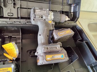 Predám uťahovačku Dewalt DCD85ME2GT - 2