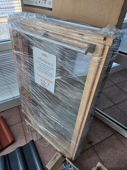 Velux Drevené výklopno - kyvné strešné okno s lemovaním - 2