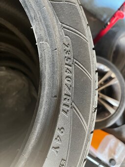 235/40R17 - 2