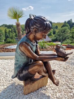 Bronzová socha - Dívka s ptáčkem - kolorovaná - 2