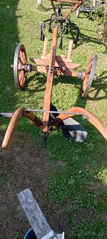 Starý drevený konský pluh - 2