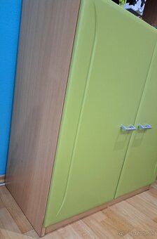 Vysoká skrinka s policami a zelenými dvierkami - 2