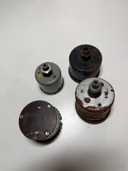 Stare hodiny a budíky z pristorojovky - 2