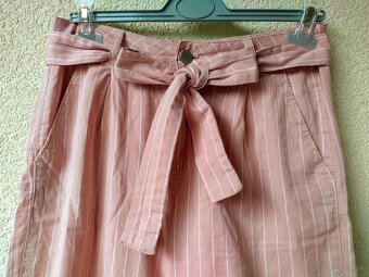 Letné ružové nohavice s látkovým opaskom - 2