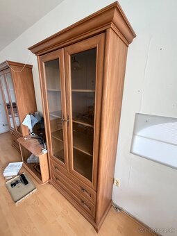 Kvalitná vitrína z dreva - 2