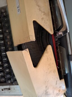 Starý mechanický písací stroj Daro 20 - 2