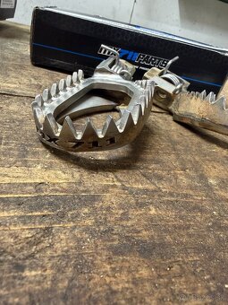 MX doplnky - Akrapovič, Renthal, MX711Pegs - 2