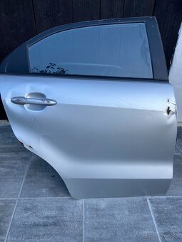Kia rio 2012, Dvere auta a časti auta - 2