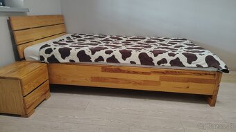 Masívna postel, nočný stolík + komoda - 2