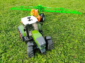 BRUDER traktor + postrekovač - 2