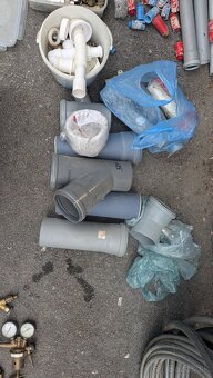Plastové kanalizačné rúry a tvarovky – rôzne kusy - 2