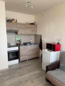 Dám do prenájmu 1.5 izbovy byt s balkónom a parkovacím miest - 2