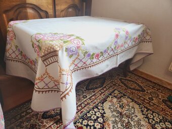 Nádherný biely obrus zdobený veľkými košami s ružovými a fia - 2