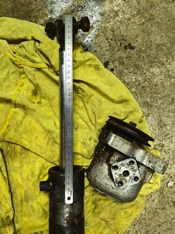 Predam hydraolicke cerpadlo a piest na traktor - 2