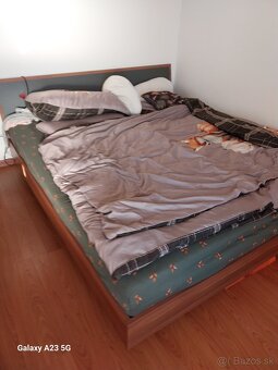 Predám skriňu posteľ a nočné stoliky - 2