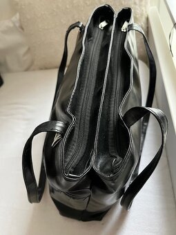 Kabelka čierna so zlatým kovaním. - 2