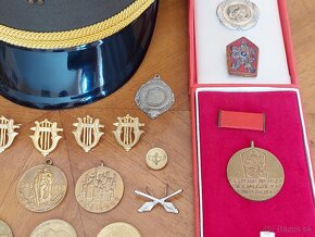 Odznaky, medaile a brigadírka - 2