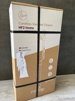Tyčový vysávač Hoover. - 2