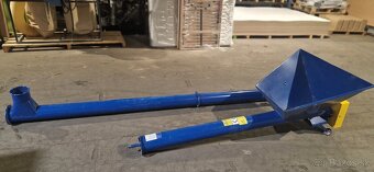 Šnekový dopravník "šikmý" s násypkou a motorom dole - 2