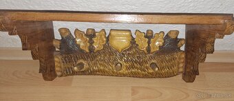 Ručne vyrezávaný drevený vešiak - 2