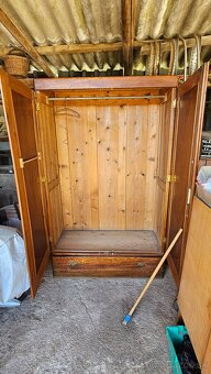 Stará šatniková skriňa - 2