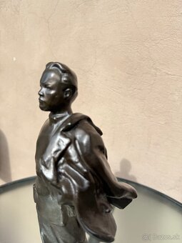 Predam sošku so značenim autora - 2