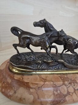 Bronzová socha kone - 2