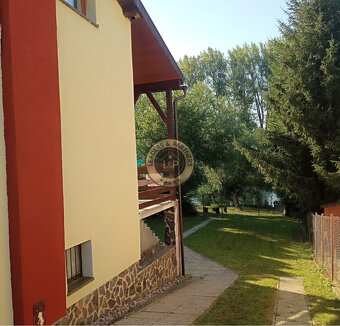 NA PREDAJ - CELOROČNE OBYVATEĽNÁ CHATA S PRIAMYM VSUPOM K VO - 2