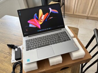 15.6"/Lenovo/8GB RAM DDR5/NvMe SSD 128GB/Intel HD 2GB/- - 2