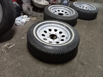 205/70 15 s bielym pásom s diskamy - 2