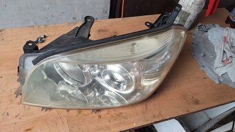 Toyota Rav4 2006 predné svetlá - 2