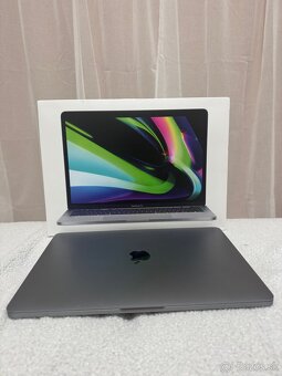 MacBook Pro 13” M2 (2022) – výborný stav + krabica - 2