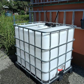IBC kontajnér 1000L na plastovej palete - 2