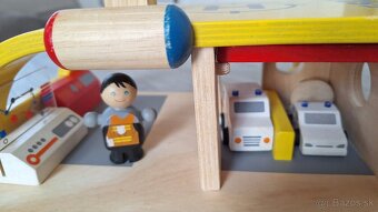 Drevená montessori stavebnica záchranná stanica sanitka, gar - 2