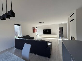 NOVOSTAVBA: zariadený BUNGALOV v obci Vieska Bezdedov (817m2 - 2