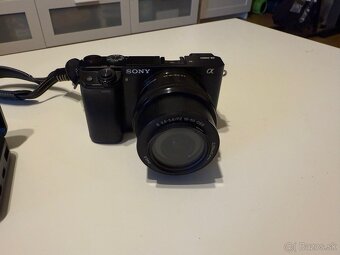 Sony a6000 s extra batériami na predaj - 2
