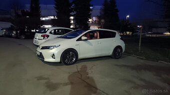 Toyota Auris Hybrid - 2