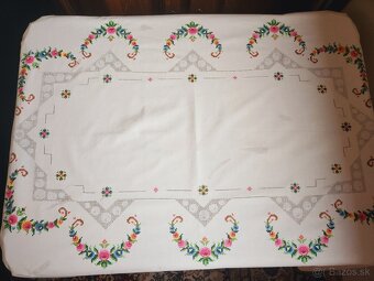 Krásny maslový obrus zdobený farebnou výšivkou kvietkov a až - 2