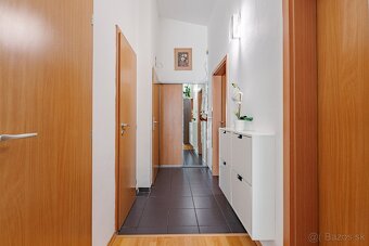 Priestranný byt s pozemkom a 2 park. miestami - 2