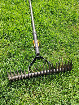 Vertikutačné hrable Fiskars + násada - 2