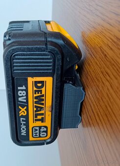 Nástenný držiak na organizáciu batérií DeWalt XR 18V - 2