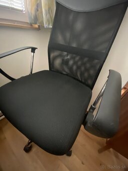 Moderná kancelárska stolička s opierkou hlavy - 2