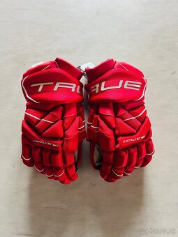 Predám rukavice True Catalyst 9X3 JR/SR nové - 2
