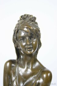 Bronzová socha mladej dámy na barovej stoličke, 29cm - 2