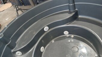 Malý bazén. Vířivka.nebo koupací sud - 2